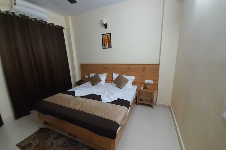 Room 14 of 33
