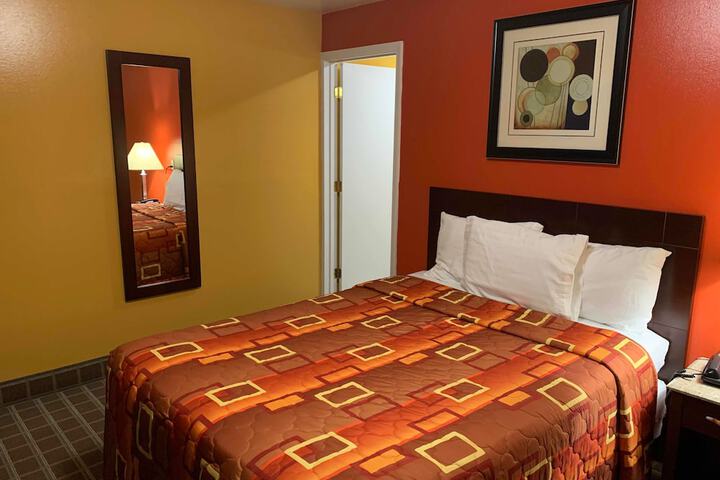 1 Queen Bed (5 of 16)