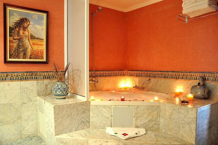 Deep soaking bathtub