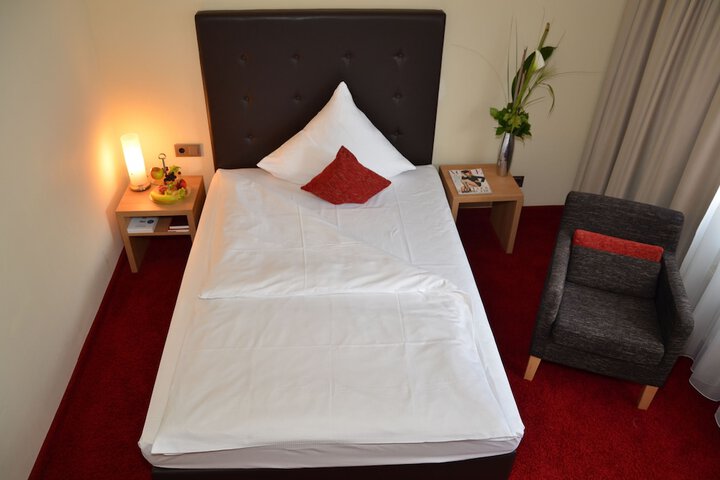 Room 3 of 64