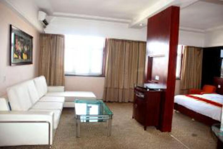 Room 6 of 8