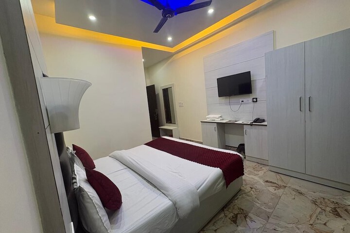 Room 2 of 10