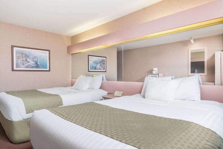 1 Queen Bed (19 of 19)