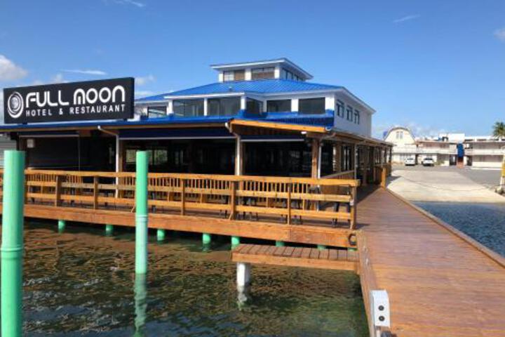 Full Moon Hotel & Restaurant