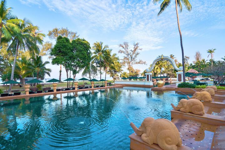 Hotel with Pool