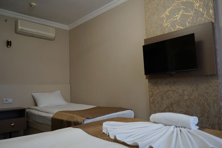 Room 6 of 32
