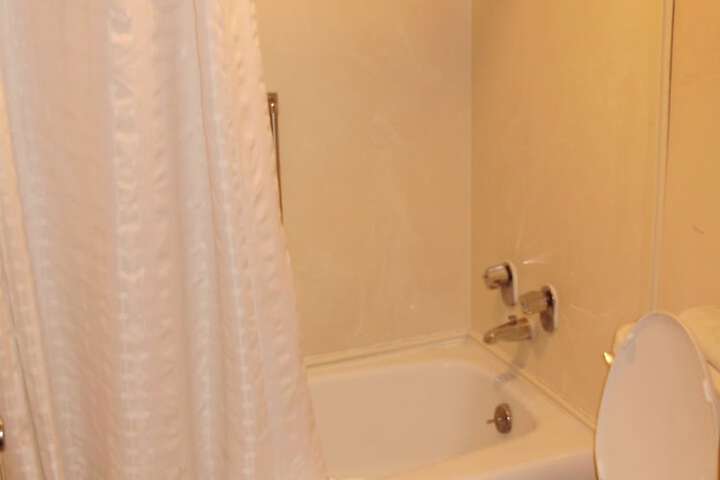 1 Queen Bed (9 of 12)