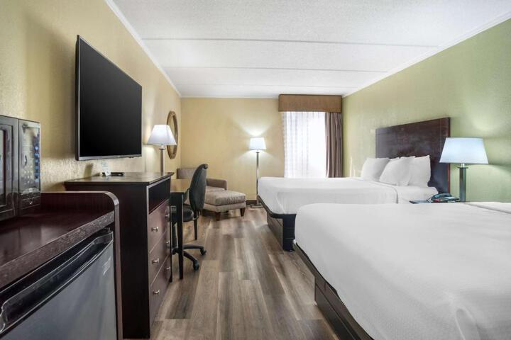 2 Queen Beds High Speed Internet Accessible Microwave and Refrigerator Work Desk Full Breakfast (6 of 9)