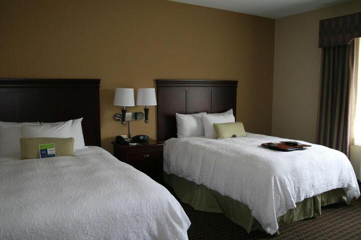 2 Queen Beds (3 of 4)