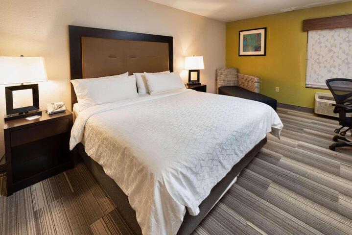 1 King Bed (3 of 7)