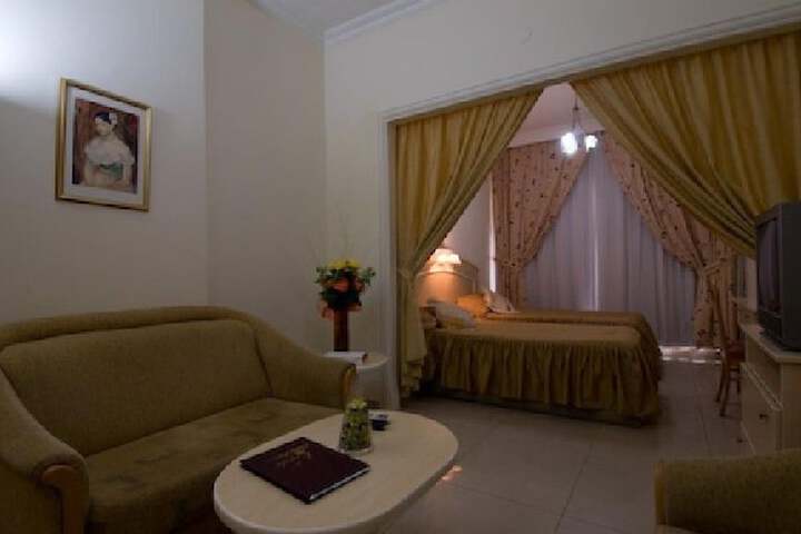 Room 25 of 42