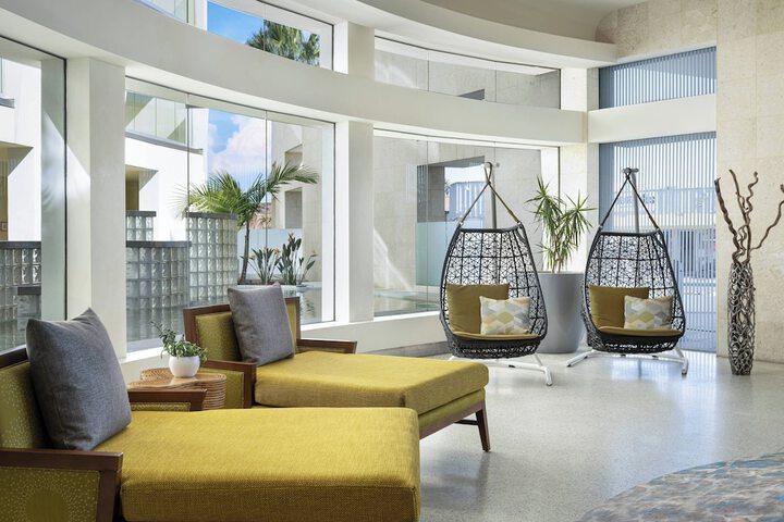 Lobby lounge