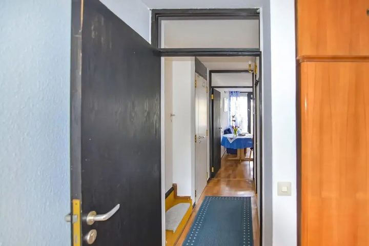 Room 6 of 12