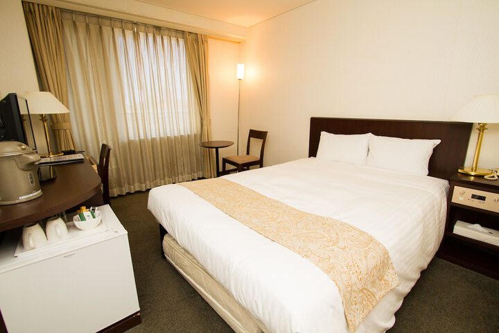 Room 11 of 32