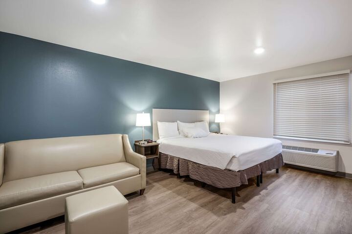 1 King Bed (5 of 20)