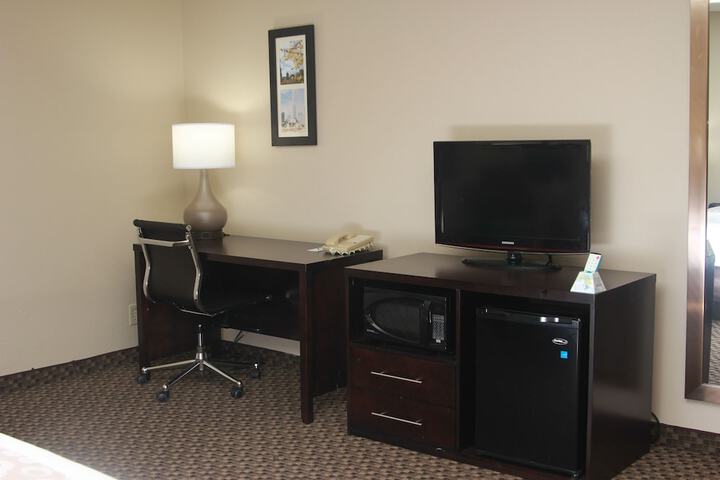 1 King Bed (4 of 16)
