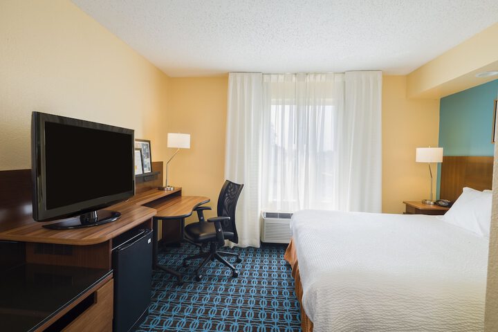 1 King Bed Work Desk Microwave and Refrigerator WiFi Continental Breakfast (1 of 11)