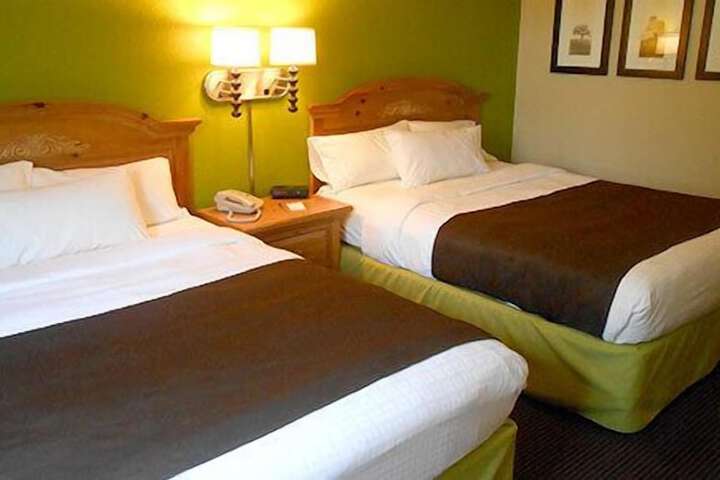 2 Queen Beds (3 of 12)