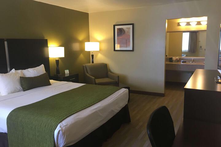 1 King Bed Deluxe Furnishings Sitting Area High Speed Internet Accessible Microwave (10 of 14)