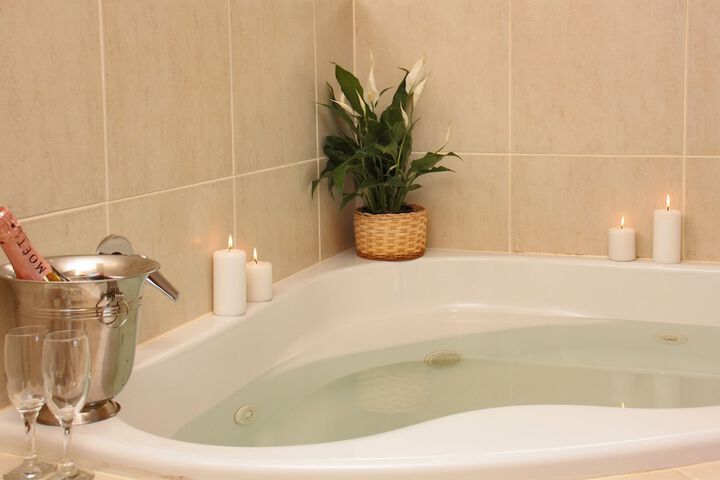 Deep soaking bathtub