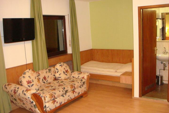 Room 18 of 76