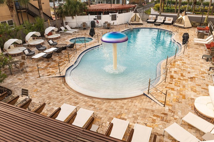 Pool 40 of 58