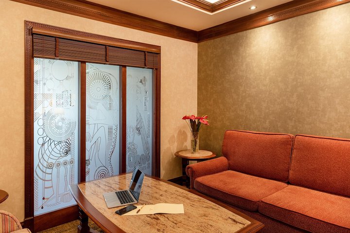 Lounge 112 of 123
