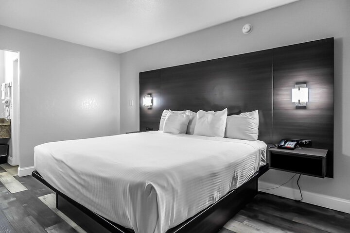 1 King Bed Microwave and Refrigerator WiFi Continental Breakfast (9 of 17)