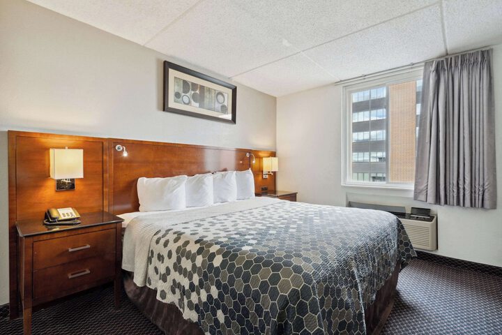 1 King Bed (2 of 10)