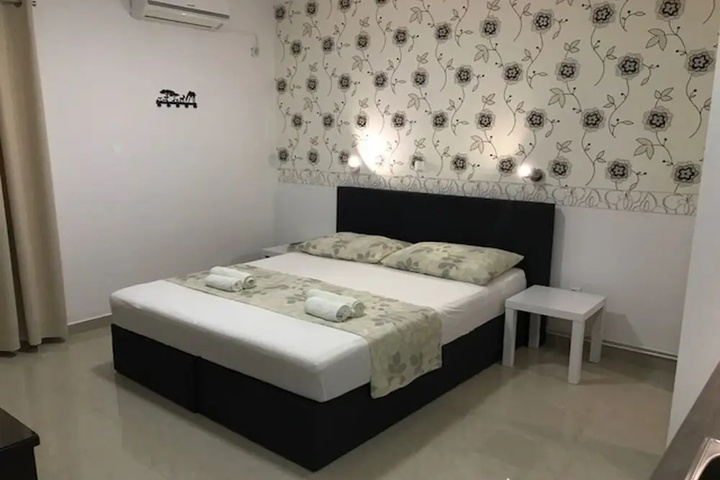 Room 4 of 10