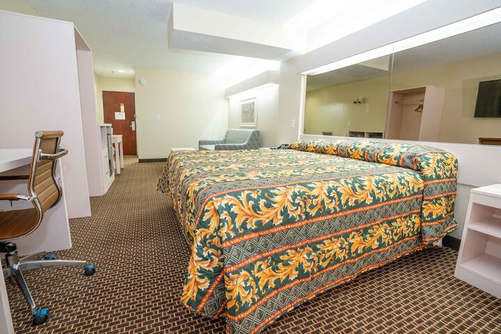 Deluxe King Bed (1 of 12)