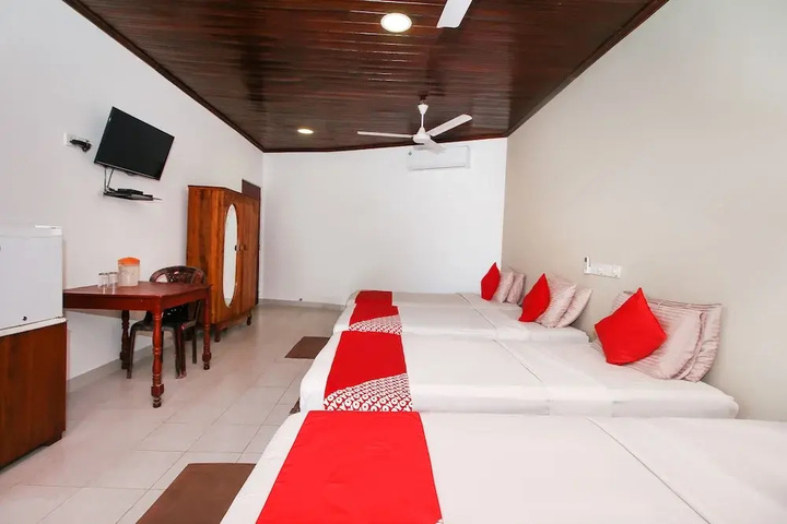 Room 4 of 16