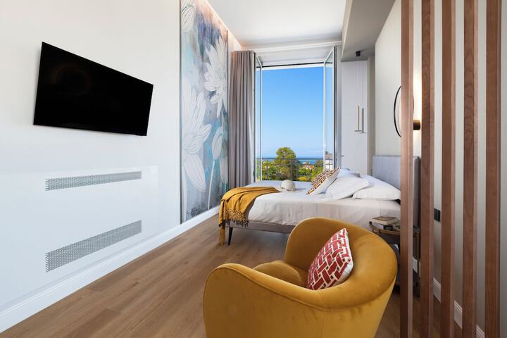 Room 3 of 100