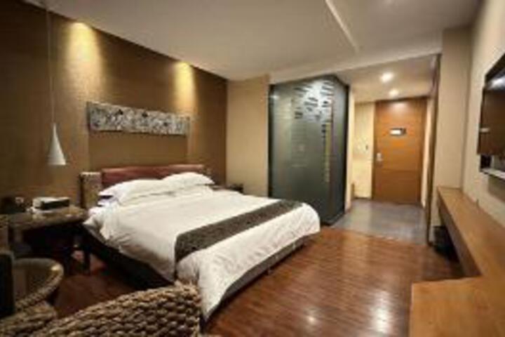 Room 5 of 6