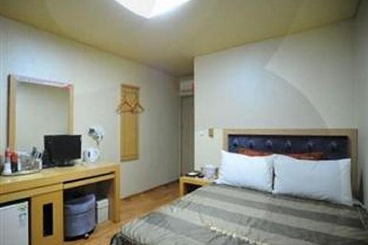 Room 2 of 6