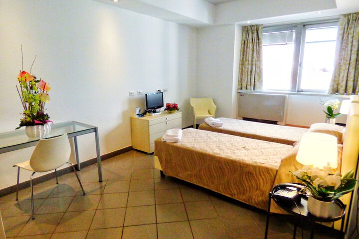 Room 10 of 28