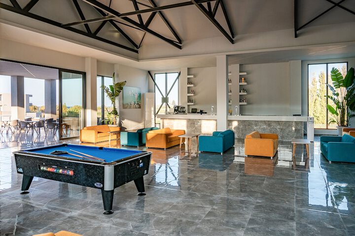 Lounge 60 of 77