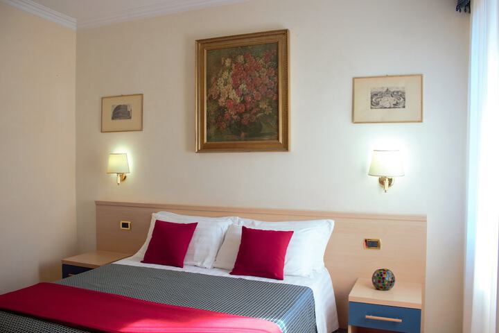 Room 11 of 33