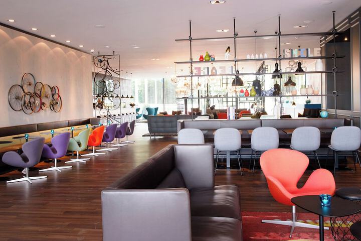 Lounge 20 of 27