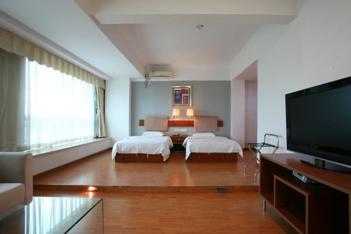 Room 8 of 14