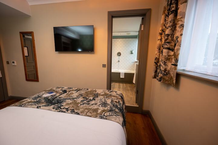 Room 18 of 77