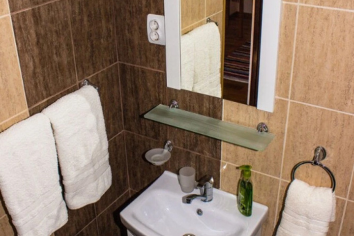 Room 4 of 7