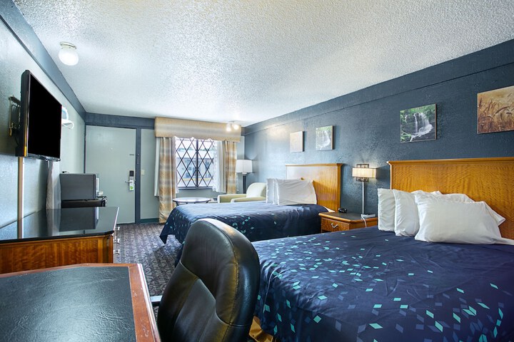 2 Double Beds (10 of 12)