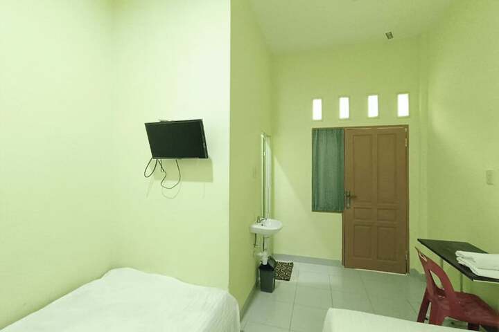 Room 10 of 12