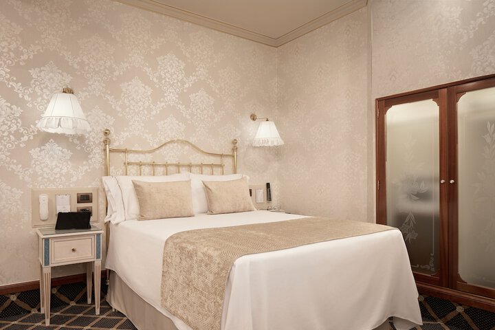 Room 12 of 85