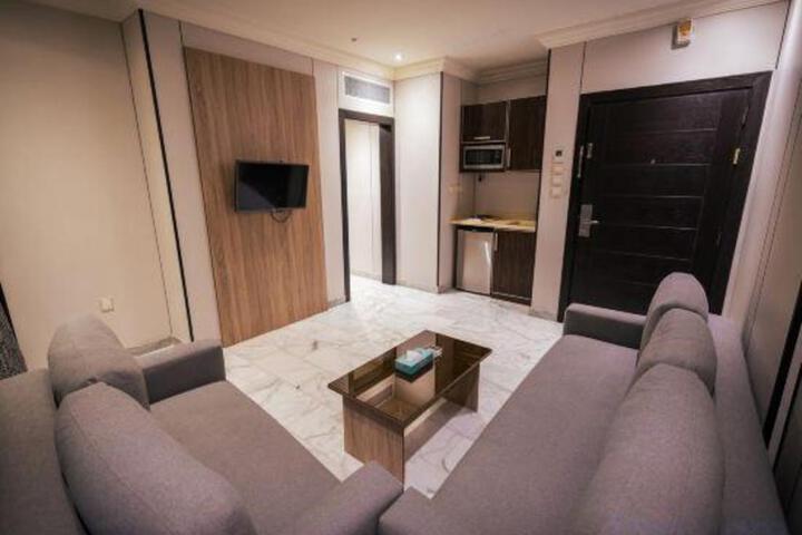 Lounge 33 of 51