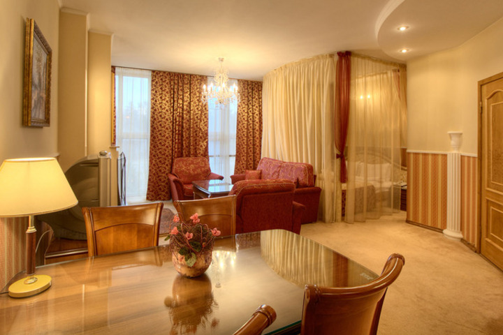 Room 5 of 10