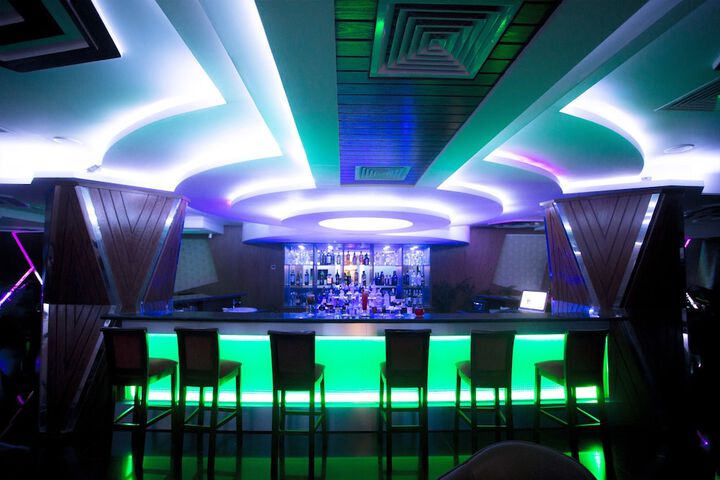 Lounge 41 of 64