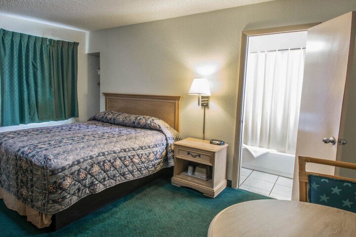 1 Queen Bed (4 of 6)