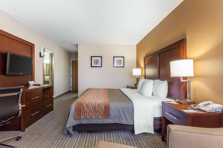1 Queen Bed (4 of 17)